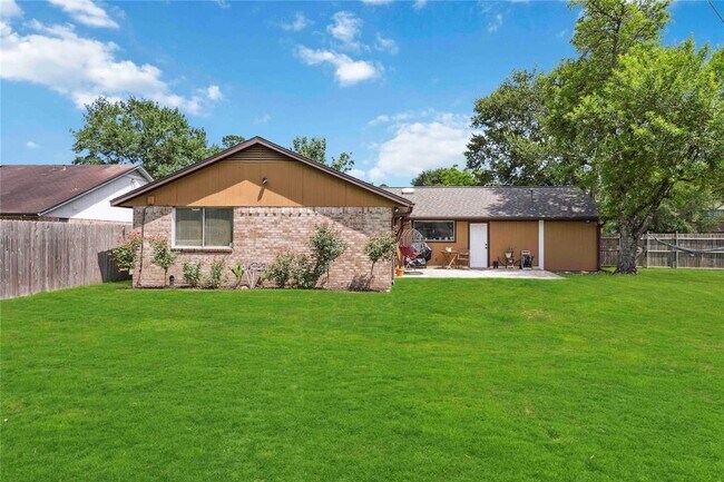 Building Photo - 3611 Drawbridge Dr