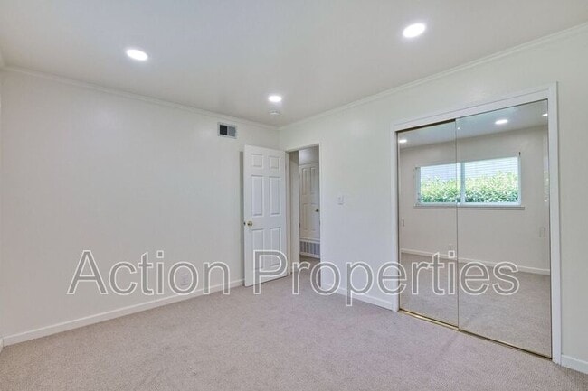 Building Photo - 1128 Kentwood Ave