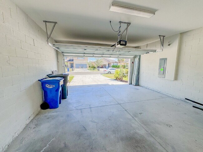 Building Photo - Gorgeous 4 bedroom 2 bath home in luxuriou...