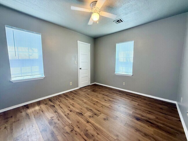 Building Photo - Super Cute HUGE Backyard!