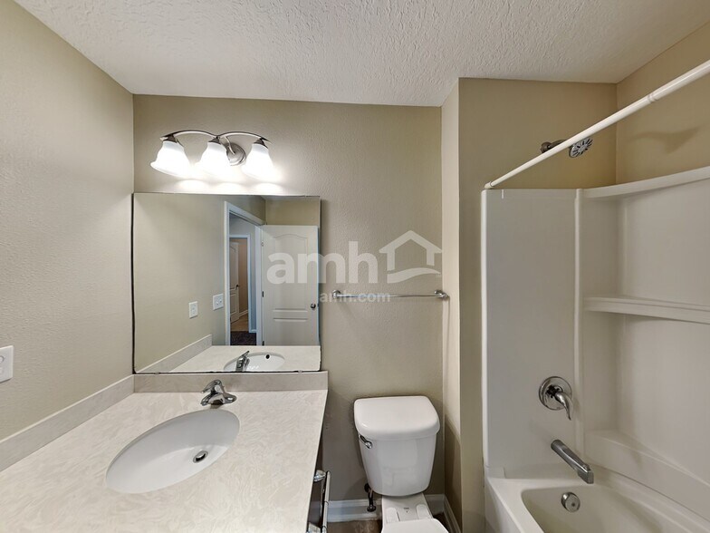 Building Photo - 332 Silver Glen Ave