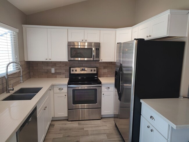 Building Photo - Stunning 3-bedroom, 2-bathroom home locate...