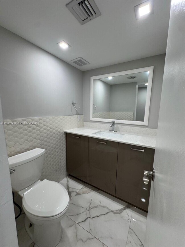 Building Photo - 15011 Coconut Ct