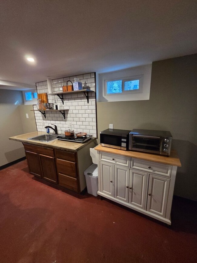 Building Photo - Furnished 1 Bedroom 1 Bath Basement Unit-No Pets-Single Occupancy -NO SMOKING