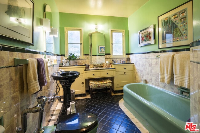 Building Photo - 2005 Holmby Ave