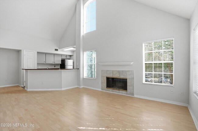 Building Photo - 13700 Richmond Park Dr N