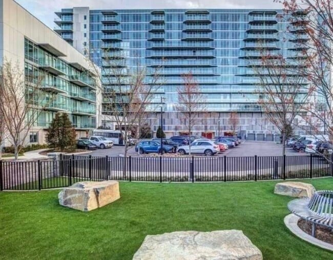 Building Photo - 320 Adolphus Ave