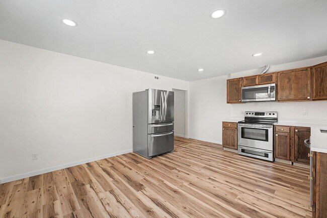 Building Photo - Deavila - Walnut Valley