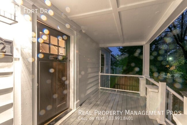 Building Photo - 2302 Fort Dr