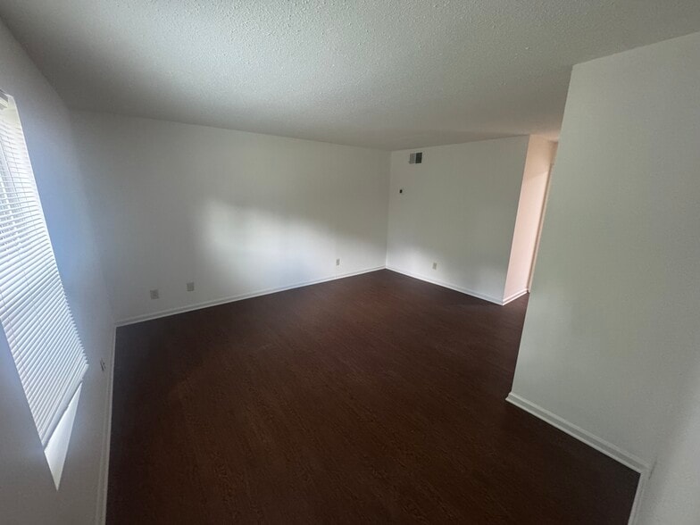 Building Photo - 1306 Huntington Dr