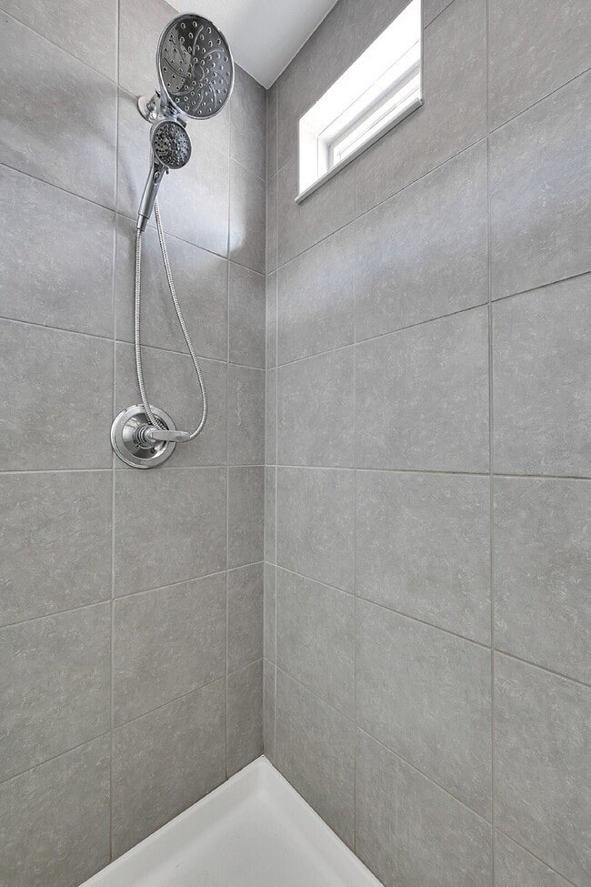 Building Photo - $2,550.00, 3 bed, 2.5 bath located in Colo...