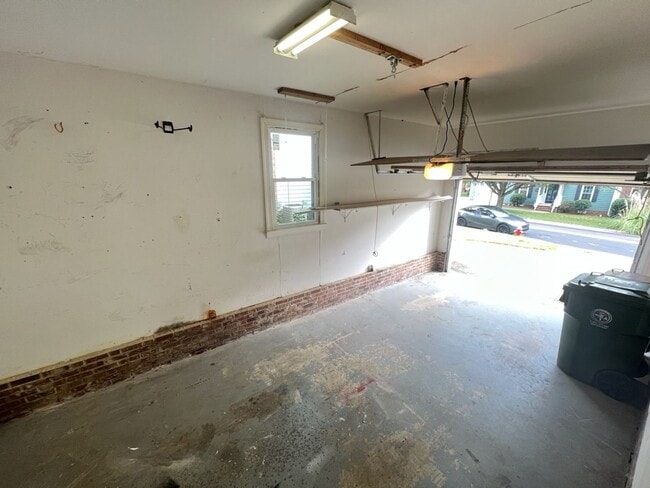 Building Photo - Cozy 3 bedroom home within minutes to Bond Park