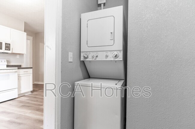 Building Photo - 2425 N Kenwood Ave