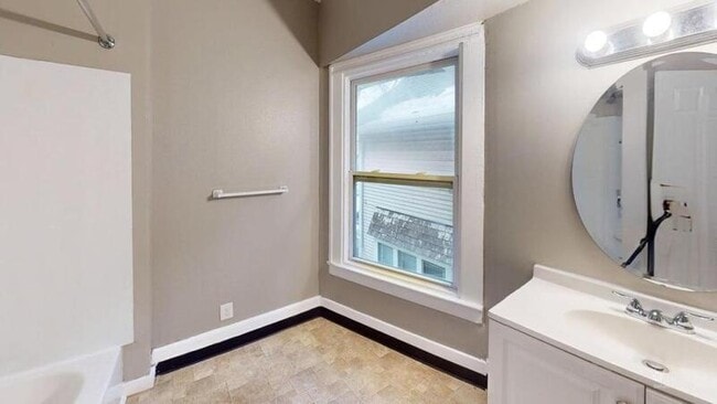 Building Photo - 118 Ridgeway Ave