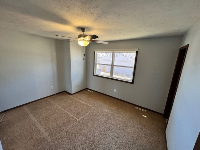 Building Photo - 3 Bedroom with Basement in Amanda Arnold S...