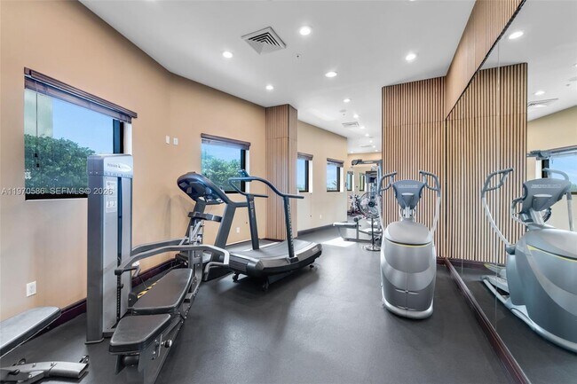 Building Photo - 16275 Collins Ave