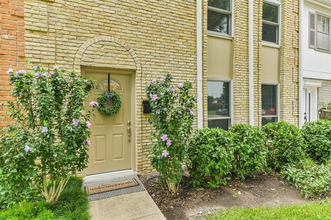 Building Photo - 1352 Country Pl Dr