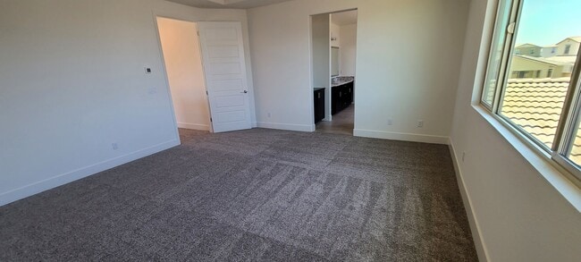 Building Photo - Stunning home with luxurious wood floor and beautiful spacious yard