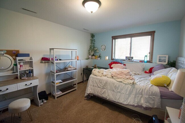 Building Photo - Spacious NW Home with Fenced Yard & Deck