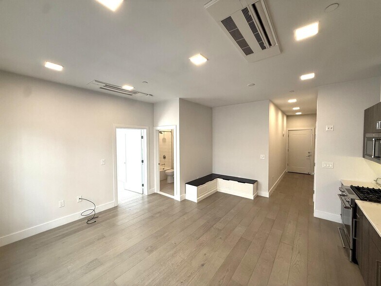 Building Photo - 24 Rush St