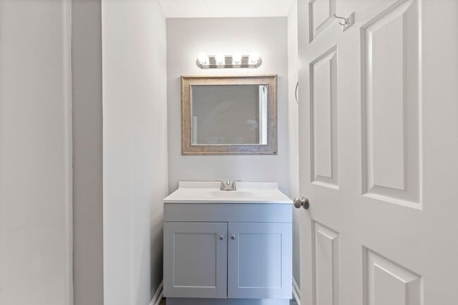 Building Photo - Master Suite with Balcony!!! Completely remodeled 2 level townhome close to the beaches of Surfside!