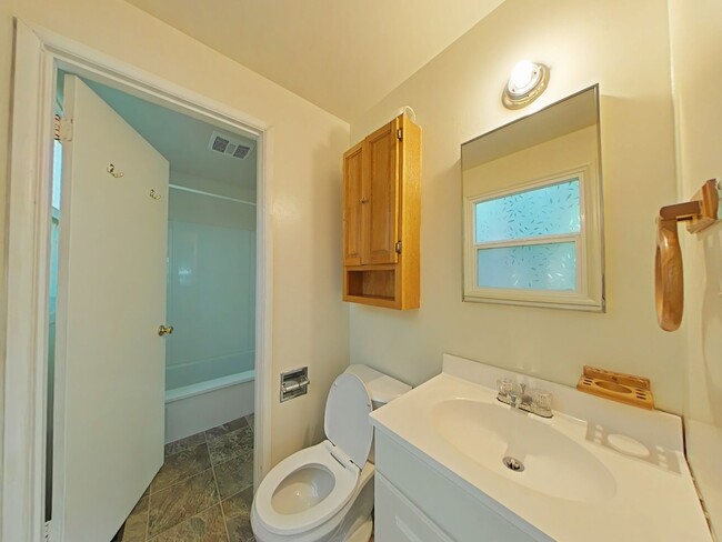 Building Photo - 4 Bedroom House ~ Close to Corvallis Count...