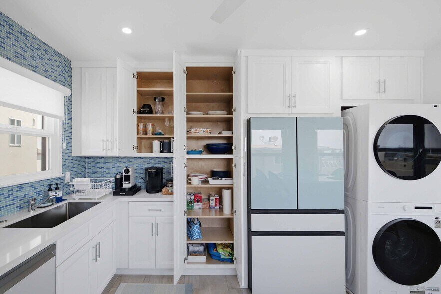 Building Photo - 2221 Bayview Dr