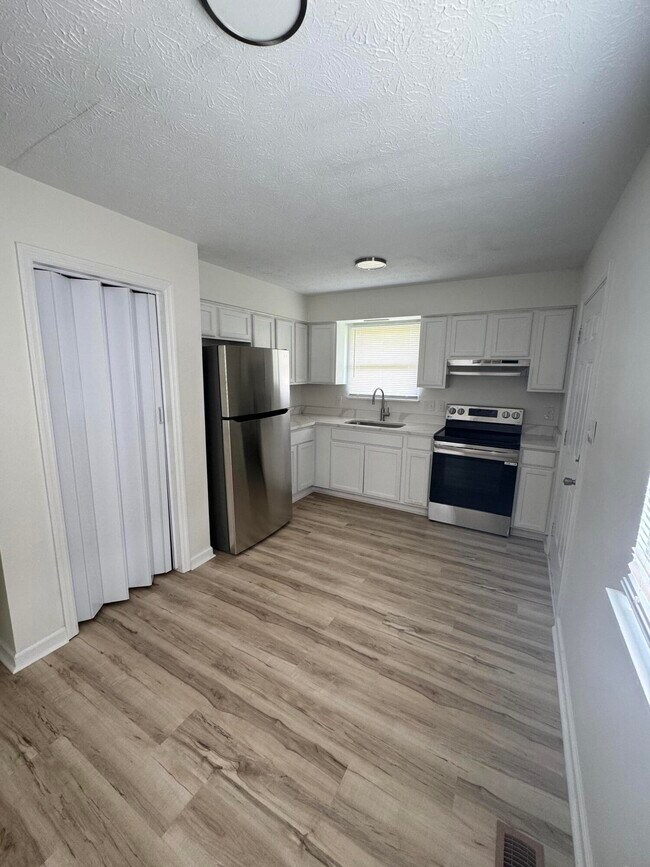 Building Photo - 425 Patrician Pl