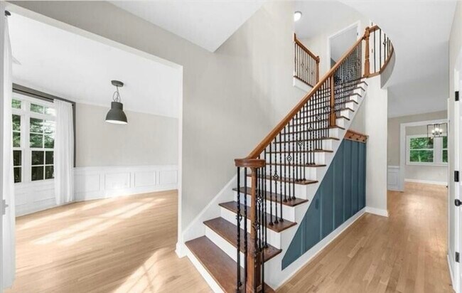Building Photo - 164 Greenview Dr