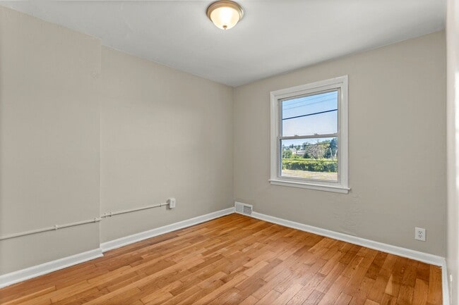 Building Photo - Beautiful updated townhome