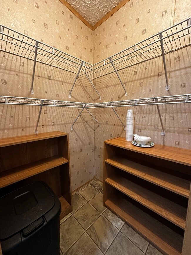 Building Photo - Spacious 4 bedroom/2 bath home for rent - ...