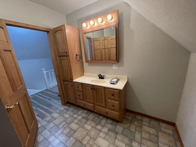 Building Photo - 127 E Main St