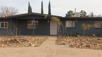 Building Photo - 90 NE Freihage Dr