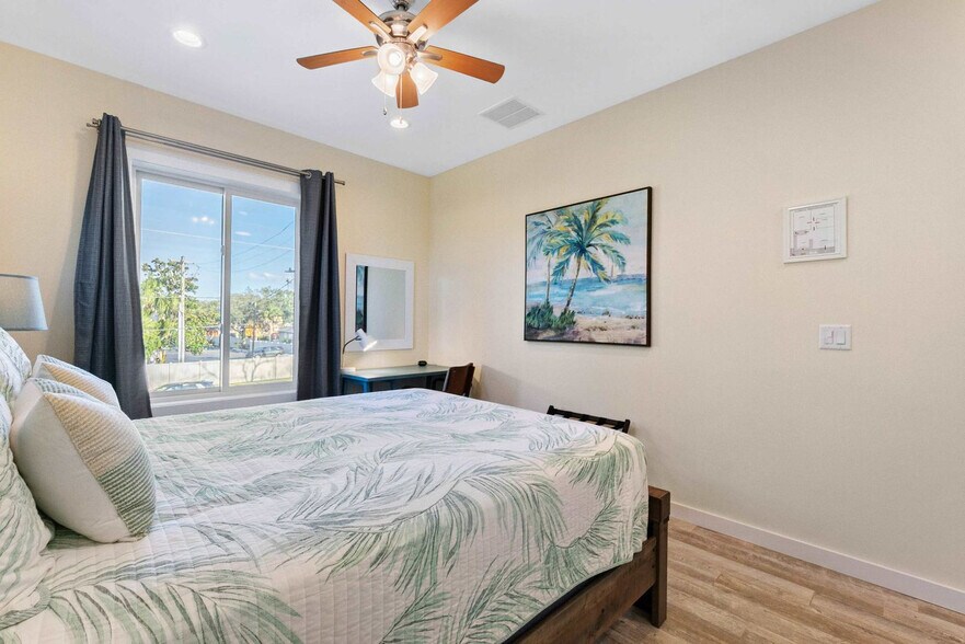 Building Photo - 11 Comares Ave S