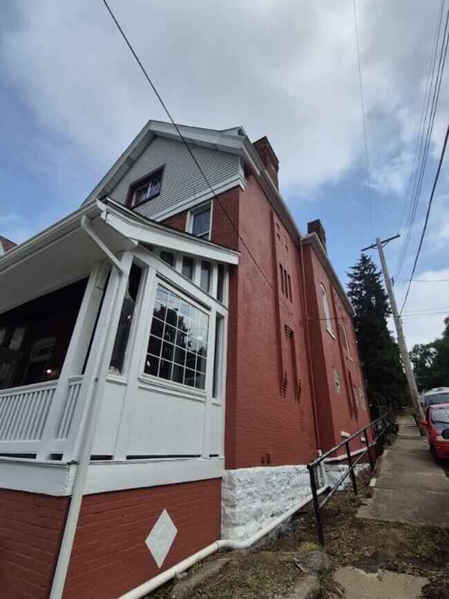 Building Photo - 729 Hill Ave