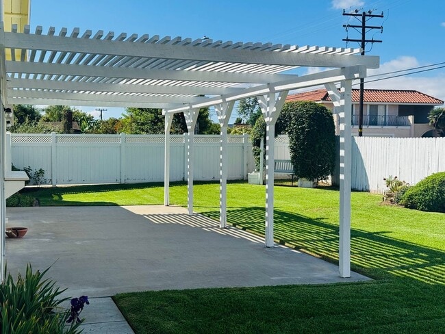 Building Photo - Ideal Multigenerational Home with Separate...