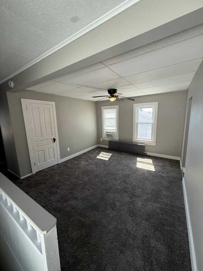 Building Photo - 519 Roup St