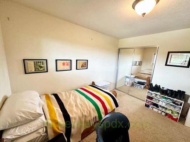 Building Photo - Two bedroom one bathroom condo in Southwes...