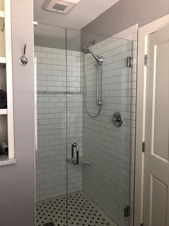 Building Photo - 422 S Mill St