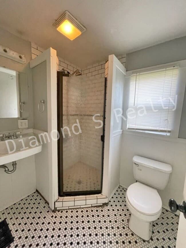 Building Photo - 3 Bedroom Bungalow available Early June!