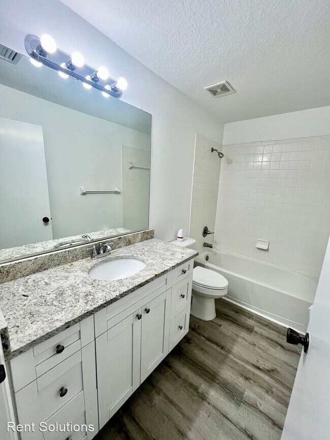 Building Photo - 2 br, 2.5 bath House - 715 Kensington Lake...