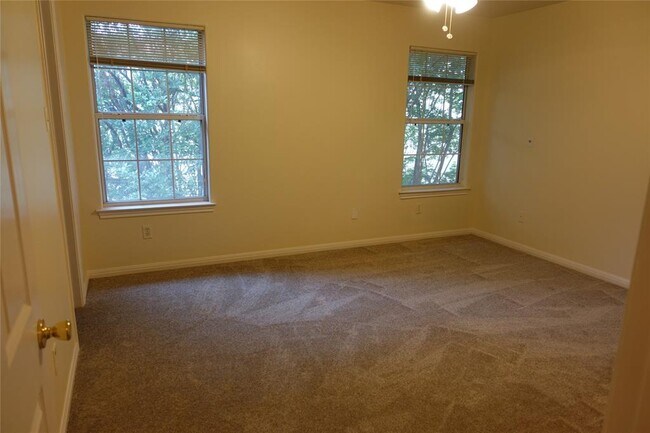 Building Photo - 2928 Thrushwood Dr