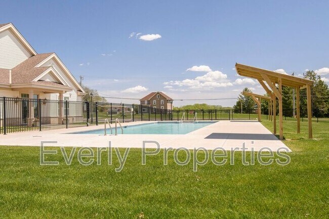 Building Photo - W242N5663 Simona Dr