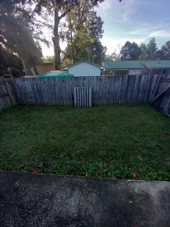 Building Photo - Cute patio home convenient to shopping and much more!