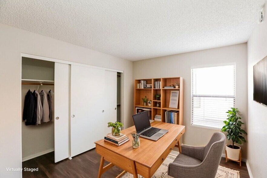 Building Photo - 11622 W Olive Dr