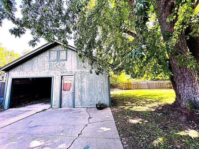 Building Photo - 1031 S Ellison Ave