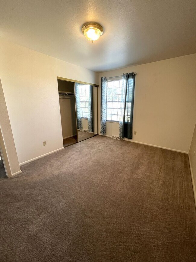 Building Photo - Beautiful 3-Bedroom, 3-Bath Home With Grea...