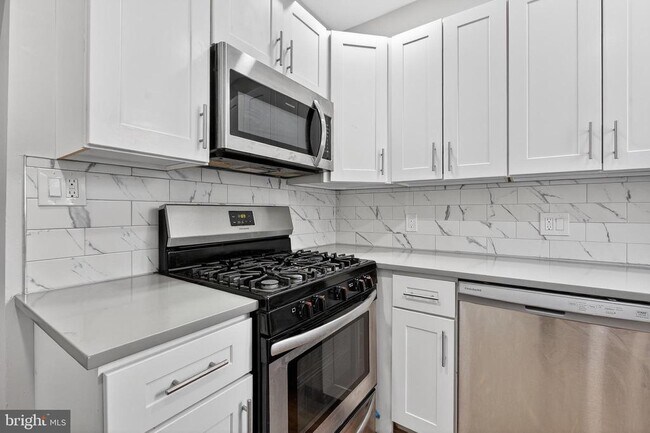 Building Photo - 2543 Nicholas St