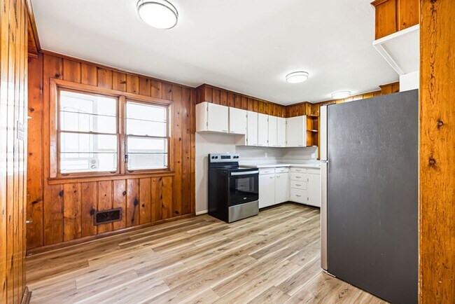Building Photo - Updated 3-Bedroom Home with Attached Garage & Full Basement