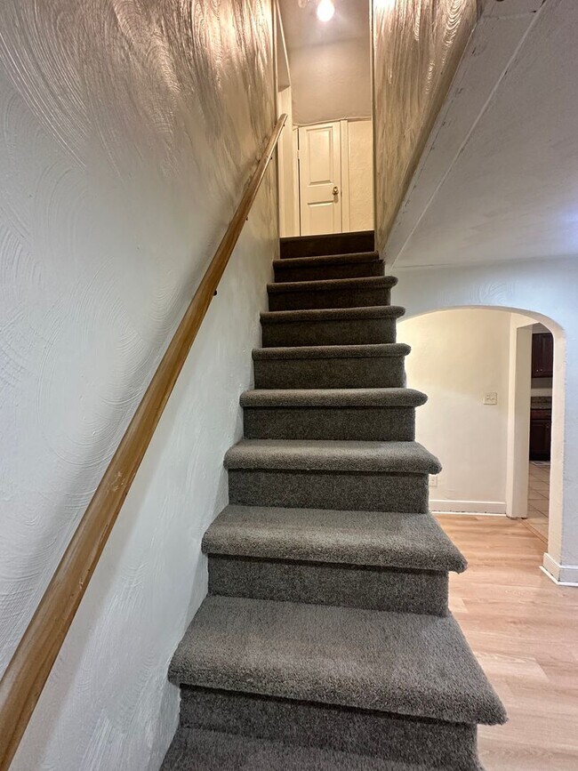 Building Photo - Fully renovated Cape Cod house!